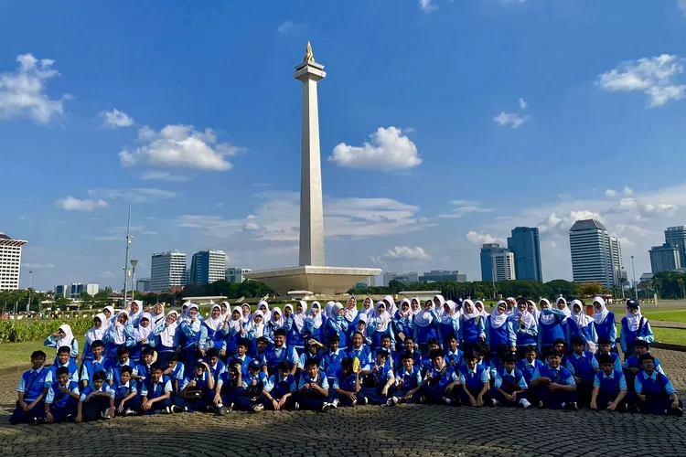 Peserta Rihlah Ilmiah PCI Goes To Jakarta, foto bersama dengan latar belakang Monumen Nasional (Monas) - Foto: Istimewa