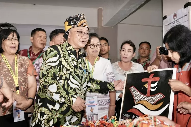 enteri Mu&rsquo;ti yang didampingi oleh Staf Khusus Mendikdasmen, Didik Suhardi dan Ma&rsquo;ruf El Rumi, menyempatkan diri menyapa dan membeli lukisan karya anak disabilitas - Foto: Istimewa