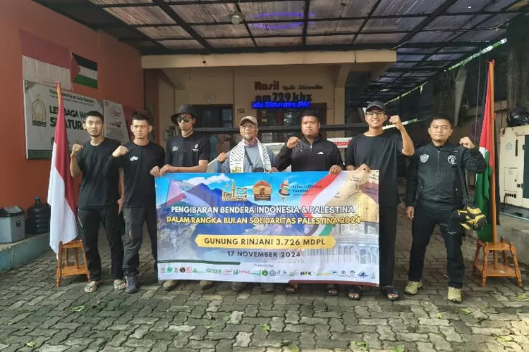 Organisasi kemanusiaan Aqsa Working Group (AWG) melaksanakan apel pelepasan peserta pendakian Gunung Rinjani, Lombok, NTB 