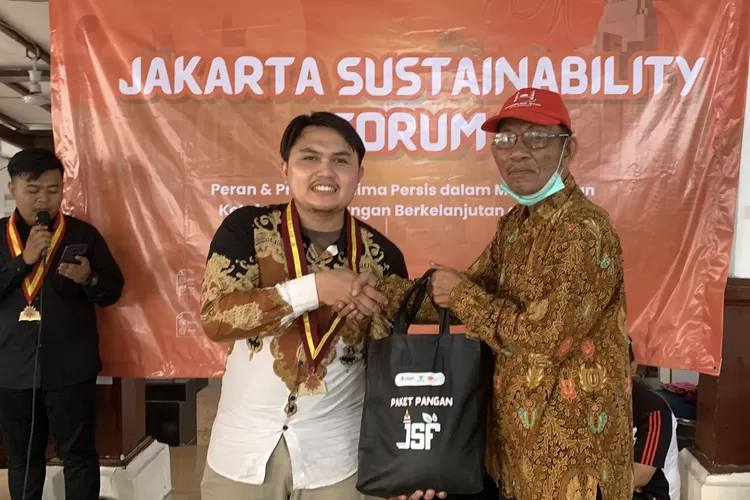 Ketua Hima PERSIS Jakarta, Ihsan Elhaq, secara simbolik memberikan paket sembako kepada salah seorang warga - Foto: Istimewa