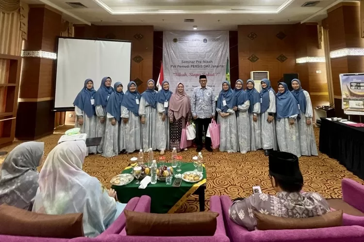 Wakil Ketua 1 Pimpinan Wilayah Persatuan Islam (PW PERSIS) DKI Jakarta, Ustaz Agus Nurdin Ph.D, foto bersama panitia seminar pra nikah Pemudi PERSIS Jakarta - Foto: Henri Lukmanul Hakim