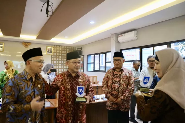 Menteri Pendidikan Dasar dan Menengah Republik Indonesia (Mendikdasmen), Prof. Abdul Mu'ti, didampingi Wamendikdasmen, Prof. Atip Latifulhayat, berdiskusi dengan Ketua Yayasan Pendidikan Prima Cendekia Islami , Prof. Dadan Wildan  serta Pembina SMP PCI, Dra. Siti Komariah, Ph.D, di SMP PCI Beleendah