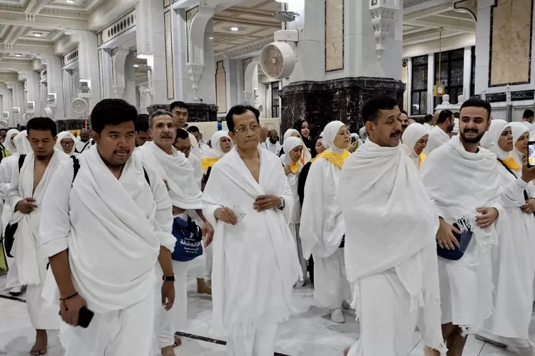 Menteri Agama Nasaruddin Umar (tengah) ketika menjalankan ibadah umroh di Tanah Suci, Makkah - Foto: Istilmewa