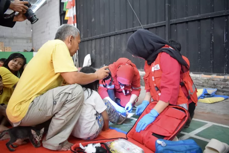 Relawan PMI Kota Tangerang ketika menolong korban banjir - Foto: Istimewa