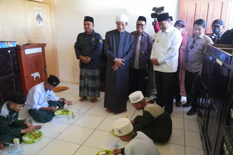 Menteri Agama RI Nasaruddin Umar meninjau pelaksanan simulasi program Makan Bergizi Gratis (MBG) di Pondok Pesantren Nahdlatul Ummat, Polewali Mandar, Sulawesi Barat - Foto: Istimewa