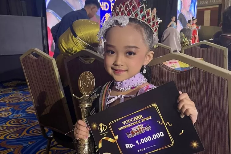 Aisyah Zahira Putri Ismail menunjukan piala juara dan voucher - Foto: Dok Pribadi