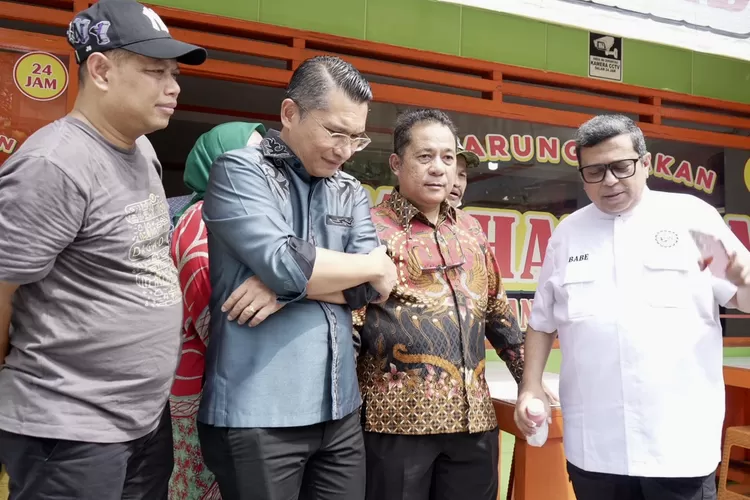 Kepala BPJPH Babe Haikal silaturahmi dengan pengusaha Warung Tegal - Foto: Istimewa