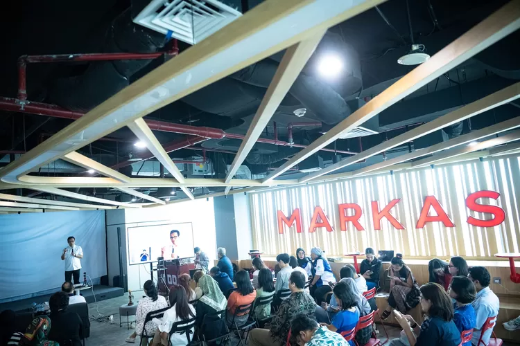 Wamenkomdigi Nezar Patria memberikan keynote speech saat menghadiri AI Roundtable - AI Literacu Summit di Midpoint, Jakarta - Foto: Istimewa