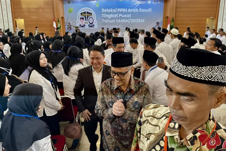 Kepala Badan Penyelenggara Haji Moch Irfan Yusuf didampingi Dirjen PHU, Hilman Latief uasi membuka seleksi PPIH Arab Saudi di Asrama Haji, Jakarta - Foto: Henri Lukmanul Hakim