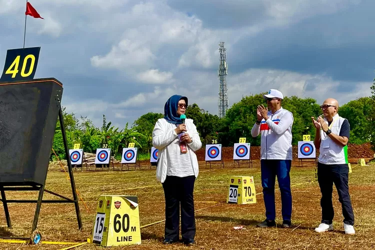 Kadispora Kota Tangerang Selatan, Mursinah didampingi, Ketua Perpani Tangsel, Gunung Kartiko dan KONI Tangsel, Letkol (Purn) TNI Hamka Handaru membuka TOAC24 &ndash; Foto: Henri Lukmanul Hakim