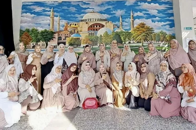 Anggota Komite Sekolah Prima Cendekia Islami foto bersama dengan pakar psikolog Garlicha - Foto: Dok PCI