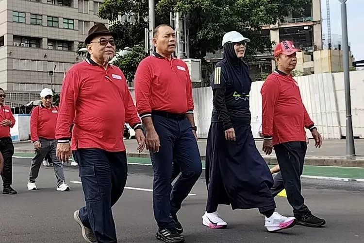 Walikota Jakarta Pusat, Arifin didampingi Ketua PMI Jakarta Pusat Asep Djuanda (kanan, gunakan topi) saat lomba gerak jalan santai - Foto: Istimewa