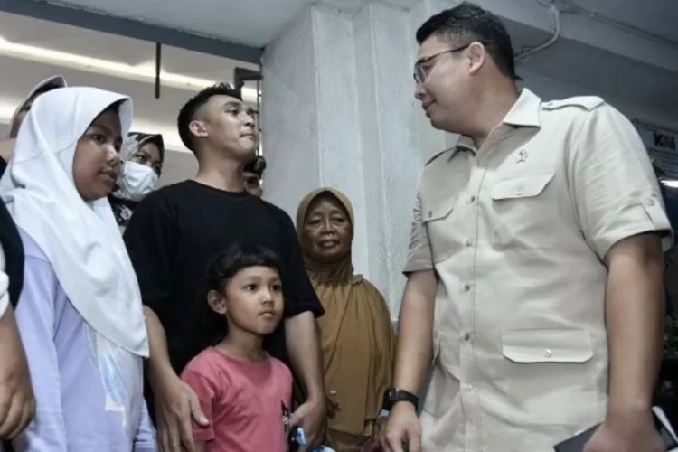 Wakil Menteri Komunikasi dan Digital (Komdigi) menyapa penumpnag KAI Jayabaya - Foto: Istimewa
