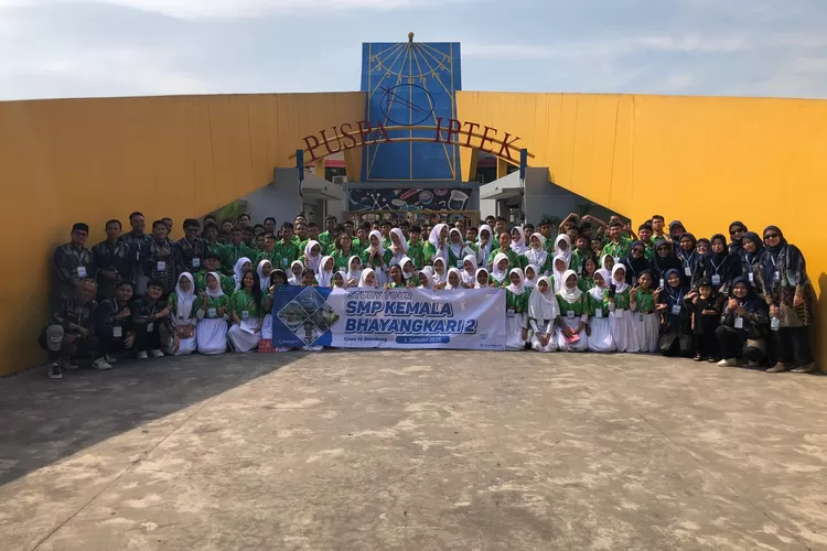 SMP Kemala Bhayangkara 2 saat sedang tour sekolah