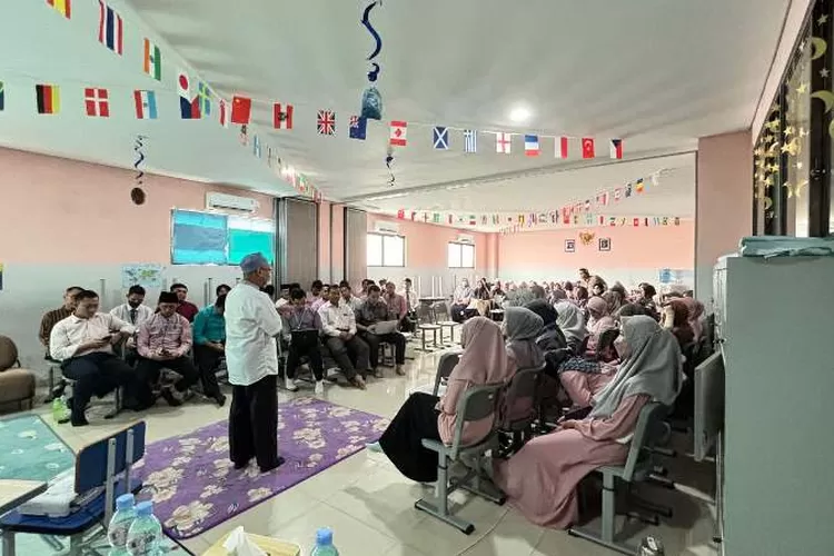 Guru Student One Seksama mendengarkan materi pelatihan dari Psikolog
