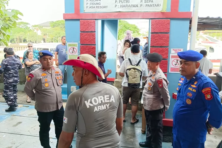 Kapal Wisatawan di Dermaga Marina Ancol