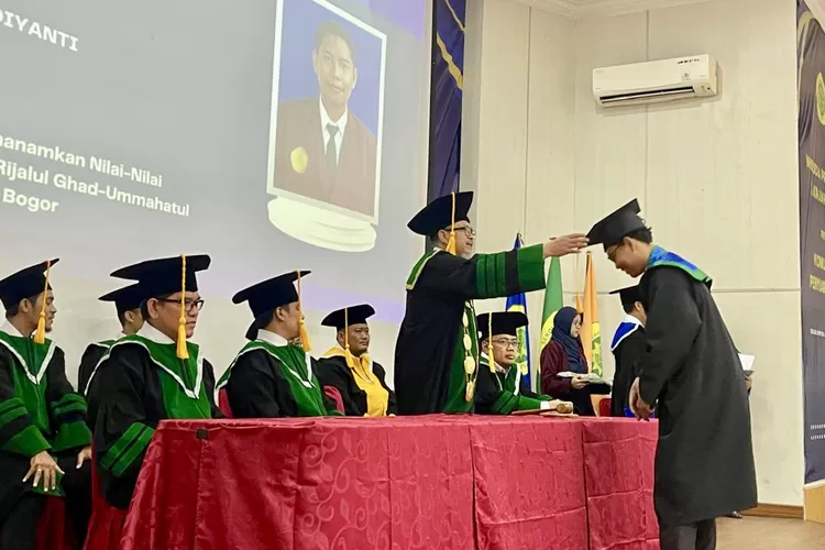 Ketua STAI PERSIS Jakarta, Ustaz Dr. Jeje Zaenudin saat wisuda 27 wisudawan - Foto: Henri Lukmanul Hakim