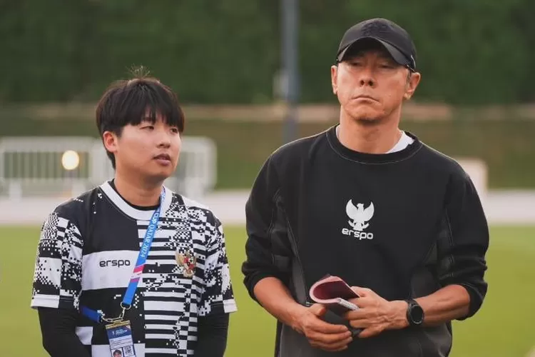 Penerjemah eks pelatih Timnas Indonesia Shin Tae-yong (kanan), Jeong Seok-seo alias Jeje (kiri). (Instagram.com/@jeongseokseo)