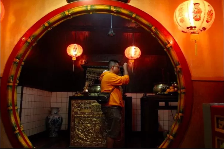 (Ilustrasi) Warga Tionghoa melaksanakan ritual sembahyang dan berdoa menyambut malam Tahun baru Imlek di Kelenteng Boen Tek Bio , Kota Tangerang, Rabu (29/1/2025) - Foto: Henri Lukmanul Hakim