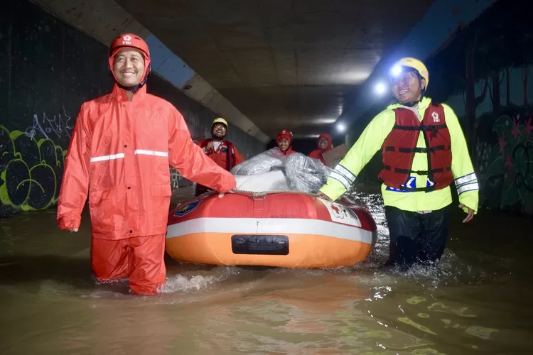 Relawan PMI Kota Tangerang berikan layanan terbaik bantu masyarakt terdampak banjir - Foto: Istimewa