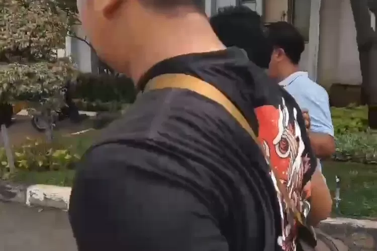 Petugas Mengamankan Maling HP