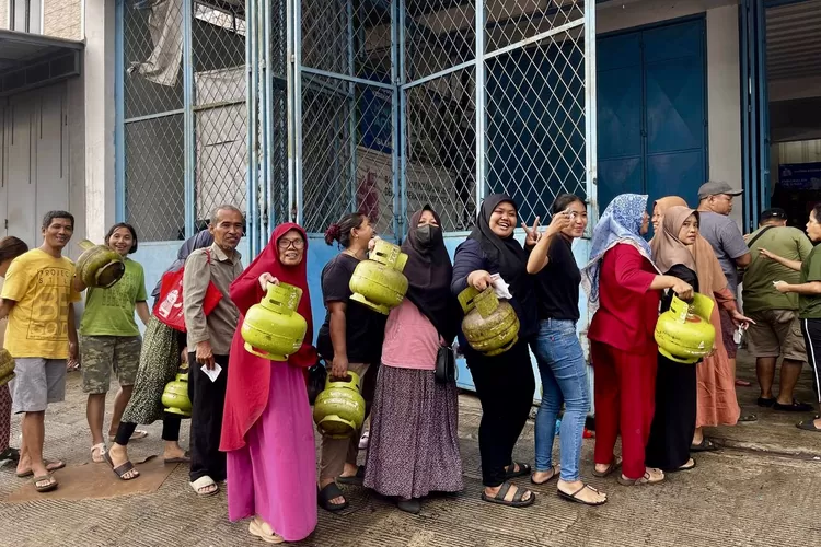 Sejumlah warga antre untuk membeli gas elpiji 3 kilogram di agen gas  Perumnas 1, Cibodas, Kota Tangerang, Selasa (4/2/2025) - Foto: Henri Lukmanul Hakim