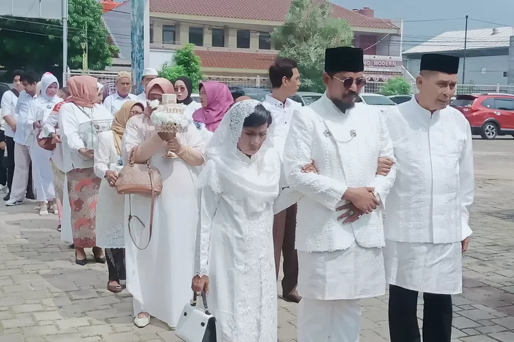 Rio Clappy (Tengah) resmi menikah dengan Cica di Serang, Banten, Jumat (7/2/2025). (dok.Ist)