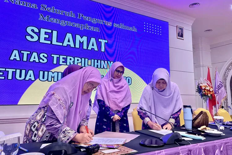 Reny Anggrayni (kiri) terpilih menjadi Ketua Umum Persaudaraan Muslimah (Salimah) periode 2025-2030 - Foto: Istimewa