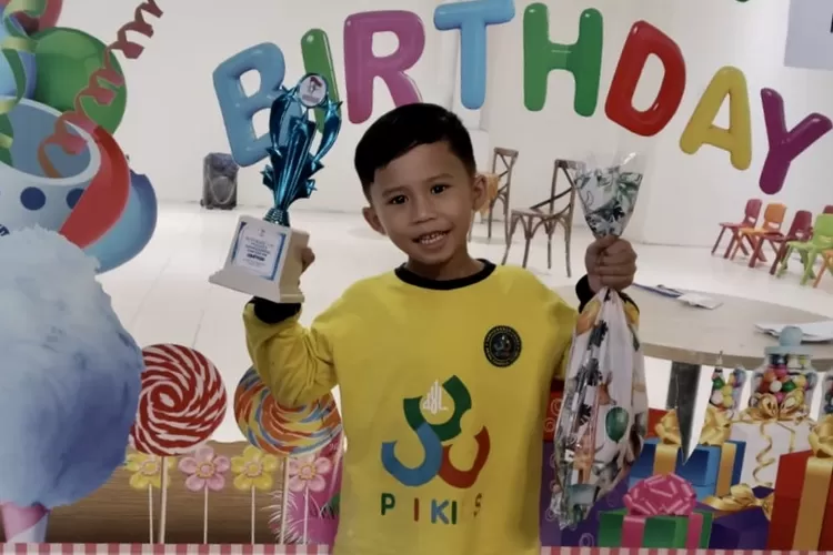 Siswa TK PCI KIDS, Arshaka Gibran Aulia menunjukan piala juara 1 Ecoprint - Foto: Istimewa 