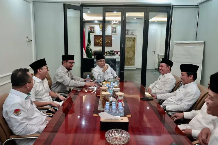 Direktur Jenderal Penyelenggaraan Haji dan Umroh Kementrian Agama (Dirjen PHU Kemenag) Prof Hilman Latief menemui Ketua Umum Pengurus Besar Nadlatul Ulama (PBNU) - Foto: Istimewa