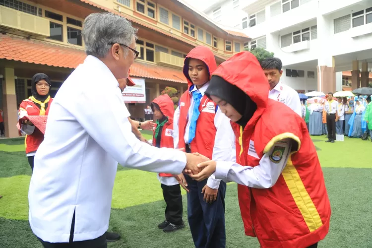 Ketua PMI Kota Tangerang, Oman Jumansyah ketika melantik Palang Merah Remaja - Foto: Istimewa
