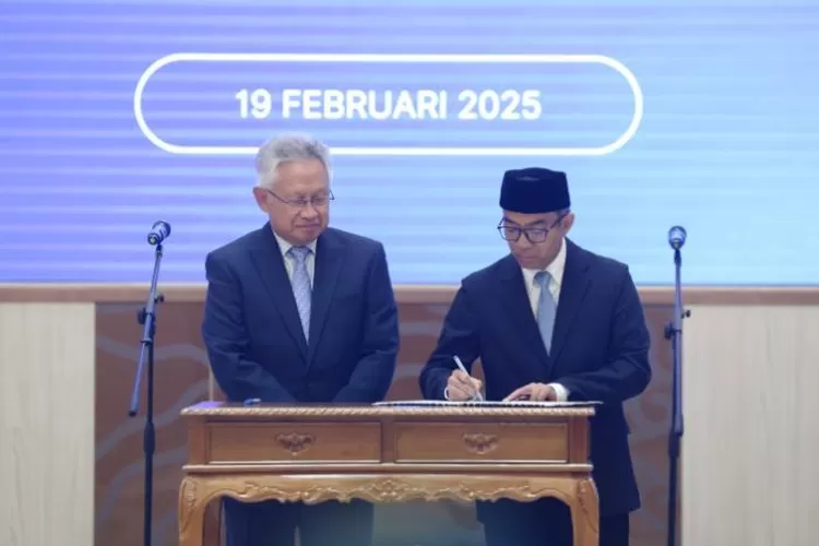 Potret serah terima jabatan Mendikti Saintek RI, Satryo Brodjonegoro (kiri) kepada Brian Yuliarto (kanan). (Dok. Kemdikti Saintek RI)