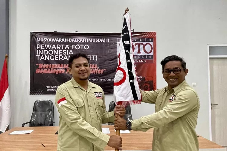 Ketua PFI 2021-2024 (kanan) Faisal R Syam menyerahkan bendera PFI kepada Ketua terpilih 2025-2028 Dery Ridwasah - Foto: Henri Lukmanul Hakim
