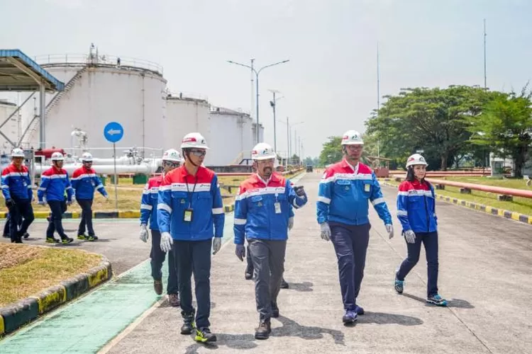 Potret Dirut Pertamina sekaligus tersangka kasus dugaan korupsi minyak mentah, Riva Siahaan (tengah paling depan). (Dok. Pertamina Patra Niaga)