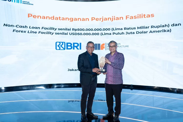Penandatanganan Perjanjian  oleh Direktur Bisnis Wholesale dan Kelembagaan BRI Agus Noorsanto dan Interim President Director &amp; Chief Financial Officer IIF Rizki Pribadi Hasan