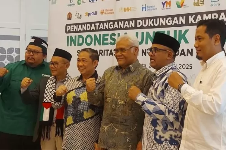 Direktur Utama LAZ PERSIS, Angga Nugraha (paling kiri) bersama Wamenlu RI Anis Matta dan Berbagai Perwakilan Lembaga di Deklarasi dan Kampanye Indonesia untuk Palestina: Solidaritas, Aksi Nyata, dan Harapan Baru di Kementerian Luar Negeri
