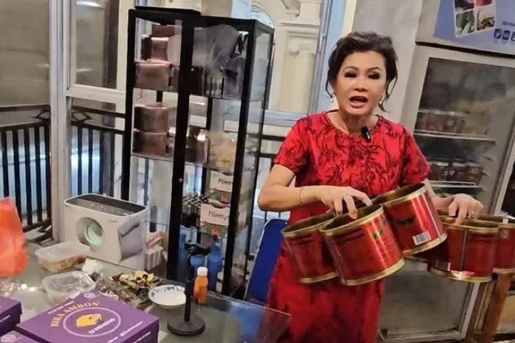 Pengusaha kuliner Ci Mehong ingin pemerintah membuat aturan tentang batasan konten kreator membuat review makanan. (Instagram/pikbakinghouse)