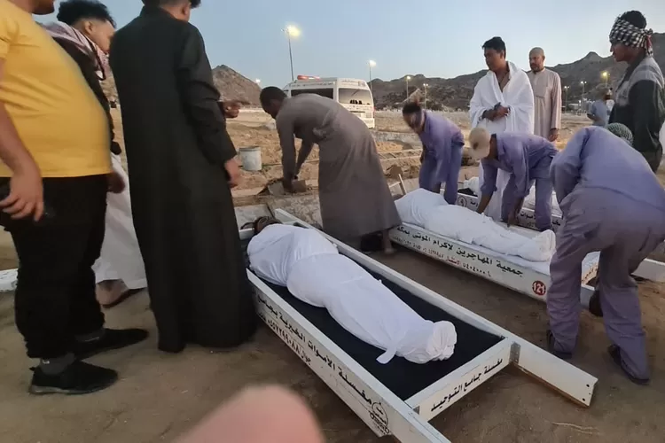 Dewan Penasihat PERSIS Prof. Dadan Wildan Hadiri Prosesi Pemakaman Asy syahid Al Haram H. Asep Susandi - Foto: Istimewa