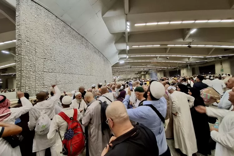 (Ilustrasi) Jemaah haji sedang melakukan lontar jumrah di Jamarat - Foto: Henri Lukmanul Hakim