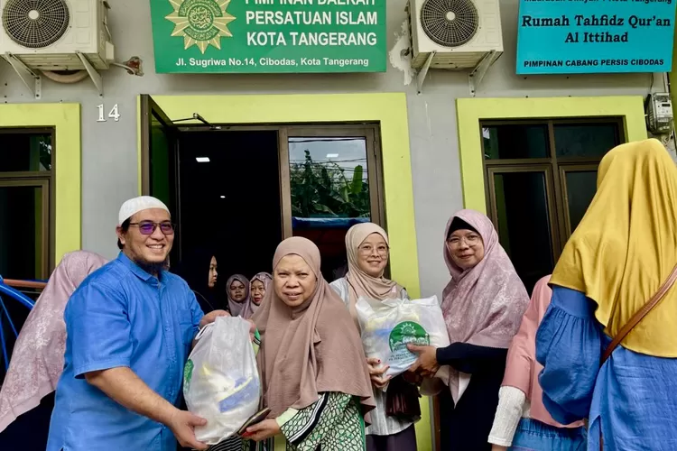 Ketua Panitia Ramadan Peduli, H. Ridwan Saragih dan Ketua PD PERSISTRI Kota Tangerang membagikan sembako - Foto: Henri Lukmanul Hakim