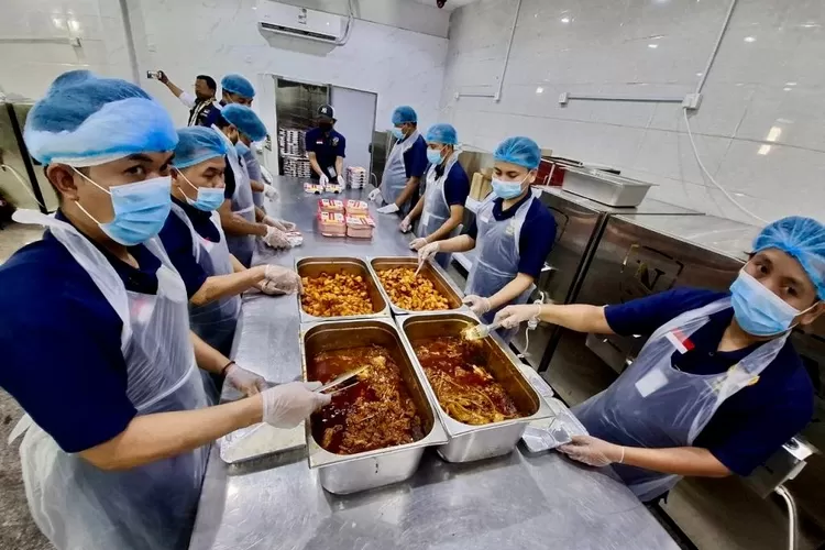 (Ilustrasi) petugas katering sedang mengepak makanan jemaah haji di salah satu dapur katering di Madinah - Foto: Henri Lukmanul Hakim
