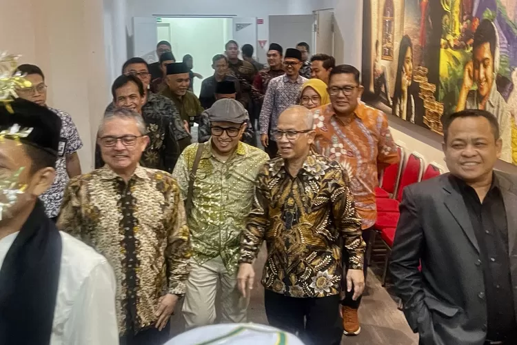 Waketum PP PERSIS, Prof. Atip Latifulhayat (kedua dari kanan) ketika menghadiri Muktamar XI Hima PERSIS - Foto: Henri Lukmanul Hakim