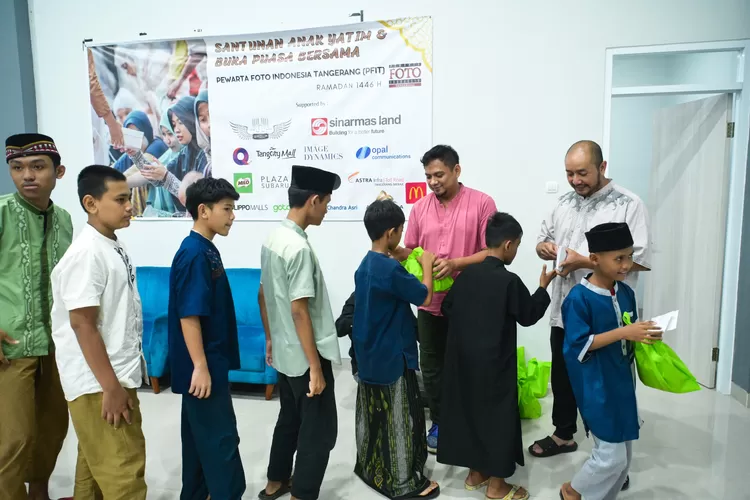 Ketua PFI Tangerang terpilih periode 2025/2028, Dery Ridwansyah  (koko merah muda) memberikan bingkisan kepada anak yatim - Foto: Istimewa