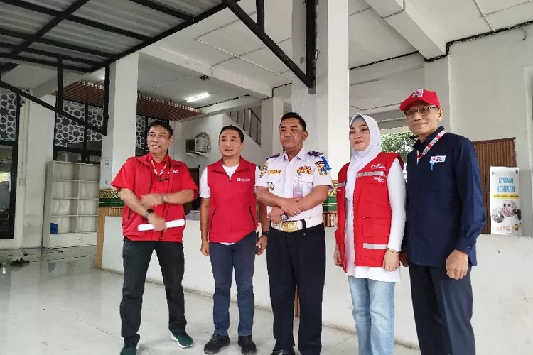 Ketua Diklat PMI Provinsi DKI Jakarta bersama Kepala Terminal Tanjung Priok dan Tim Posko Kesehatan PMI Jakarta Utara