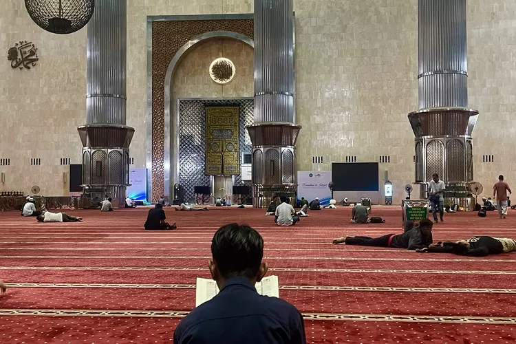 Umat mslim dengan khustyu membaca Al Quran di Masjid Istiqlal - Foto: Henri Lukmanul Hakim
