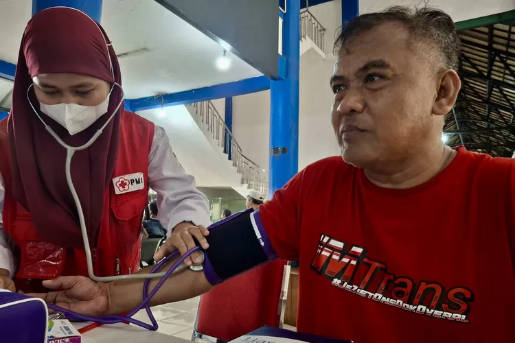 Tenaga Kesehatan PMI Kota Tangerang mengecek tekanan darah pemudik - Foto: Istimewa 