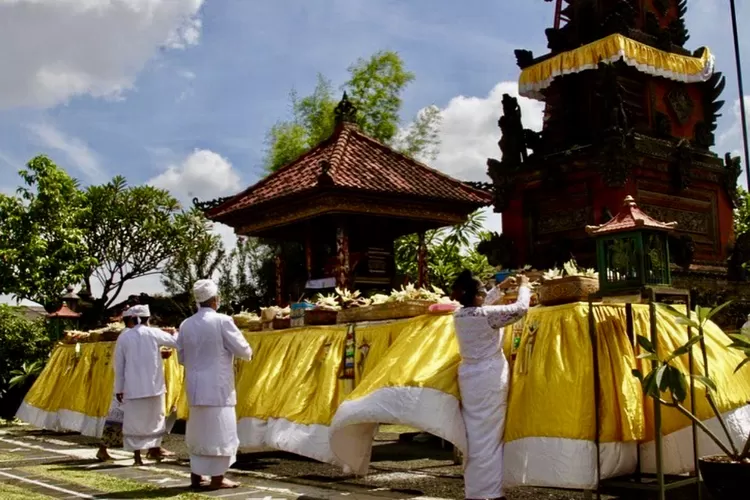 Umat Hindu melaksanakan upacara Buta Yadna di Puri Kertajaya, Kota Tangerang - Foto: Henri Lukmanul Hakim