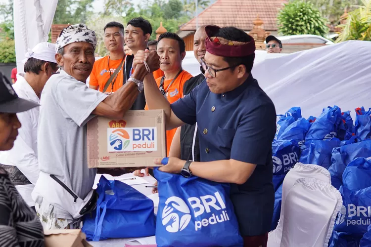 BRI Peduli Salurkan Bantuan Sembako Hingga Renovasi Pura