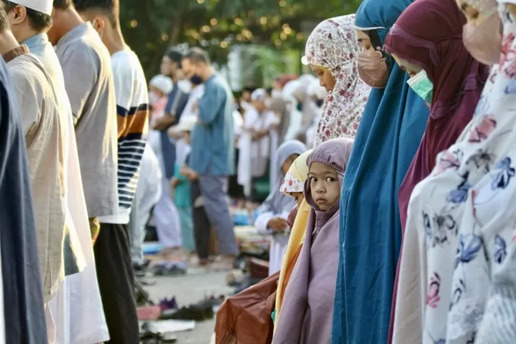 (Ilustrasi) Umat muslim melaksanakan sholat Id di lapangan - Foto: Henri Lukmanul Hakim