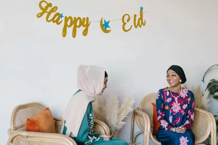 Saat sungkem pada yang lebih tua dianjurkan untuk menggunakan bahasa Jawa yang halus